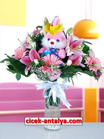 cam-vazoda-50-lilyum-gul-gerbera-ve-oyuncak